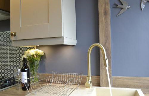 Stunning Period Townhouse with Garden, Walking Distance to Town - Photo 20