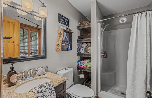 Sqyrls Nest - 3BR Retreat With a Hot Tub - Foto 35