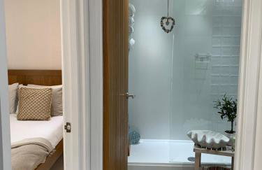 Ocean Drive Deluxe Apartment with complimentary Day Time Beach hut - Foto 16