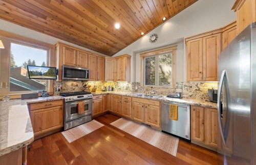 Skislope Manor - Spacious Tahoe Donner 4 BR with Gorgeous Home Theater and Hot Tub - Foto 8