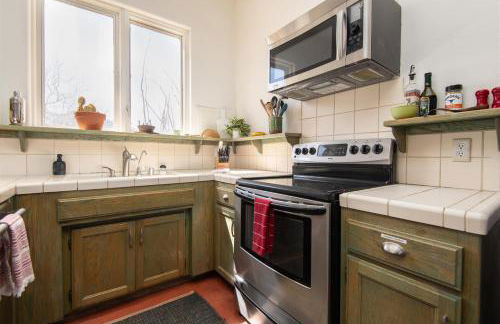 Desert Lily - Sunrise Suite with private hot tub and shared pool - Foto 30