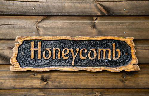 Honeycomb Treehouse in the Heart of Dorset - Photo 2