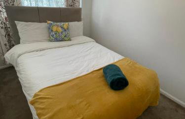 Wardown Place - Spacious 3 Bed House available for short term or long term Rental - Foto 8