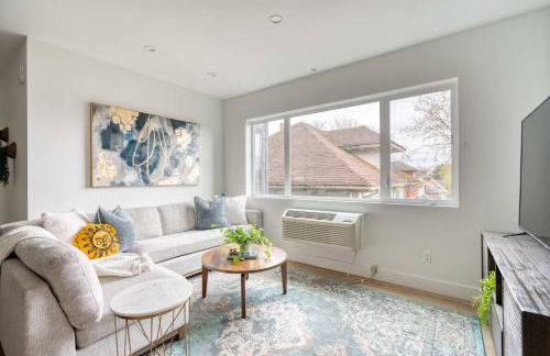 The Cascadia Retreat - Luxury Home - 90 WalkScore - Photo 4