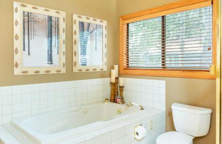 Luxury Incline Village Cabin w Lake Views Game Room Firepit Beach Access - Foto 34