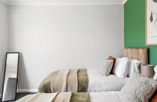 Grab a Deal Today! Massive Home For Contractors & Parking for 4 - Foto 48