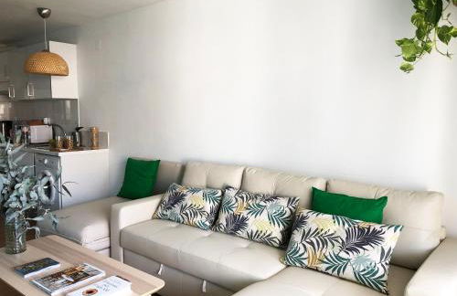 New Stunning Seaview Apartment with lovely balcony - Photo 3