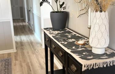 Charming Cottage with Fenced Backyard Pet Friendly - Foto 23