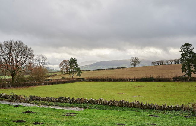 Host Stay Penrheol Farmhouse - Photo 10