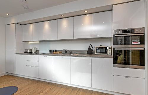 Luxury Apartment-Free Parking-Central Location-Close To Airport, Station & Centre - Foto 8