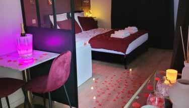 Nuit d'évasion love room avec baignoire balnéothérapie - Foto 3