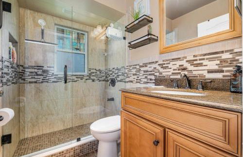 Elegant 4BR Pool Sanctuary - Ideal for Work or Play! - Foto 27