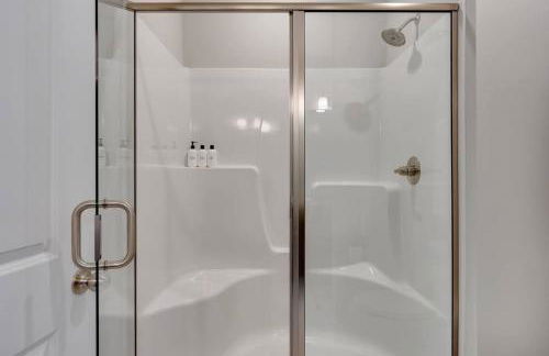 Cottage with 3 King Beds, 3 min to Marina, Fire Pit - Foto 7