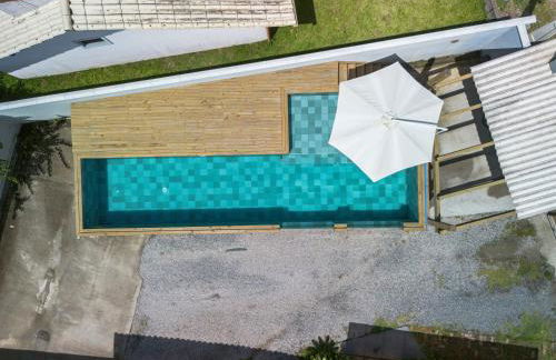 Casa Rústica com Piscina Privativa, Banheira de Hidromassagem, Ar-Condicionado, Pet friendly - Refúgio na Natureza a 5 Minutos do Centro de Imbituba, Perfeita para Famílias e Grupos - Photo 6