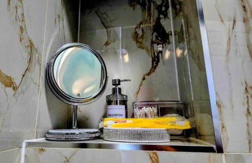 Luxury ApArt Gallery Apartment 1 Near River & Free Parking - Foto 35