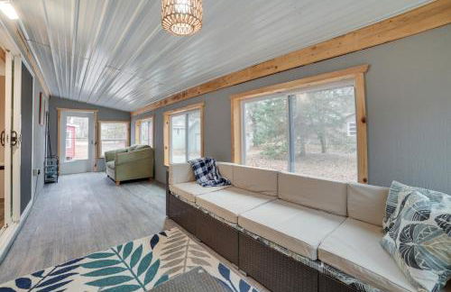 Scenic Evans Hideaway Steps to Lake Huron! - Foto 2