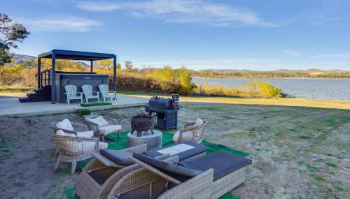 Waterfront Getaway on Lake Elsinore with Swim Spa - Foto 2