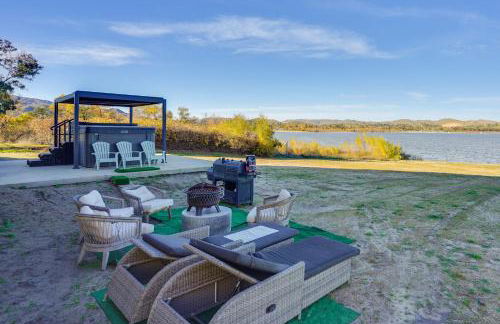 Waterfront Getaway on Lake Elsinore with Swim Spa - Foto 2