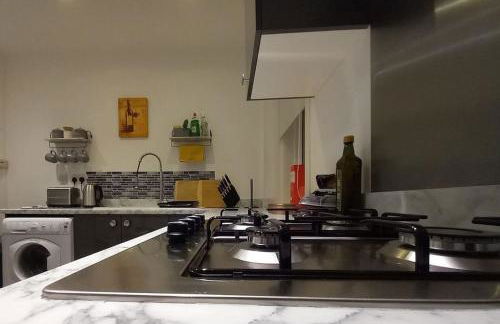 Springfield Apartment - Train to Glasgow or Edinburgh - Private Parking & Wifi - Photo 23