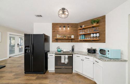 Pool House, Short Drive to Beach, Grill, Smart TV - Foto 13