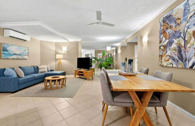 Reef Apartment Cairns - 4 Pools Resort BBQ - Photo 2