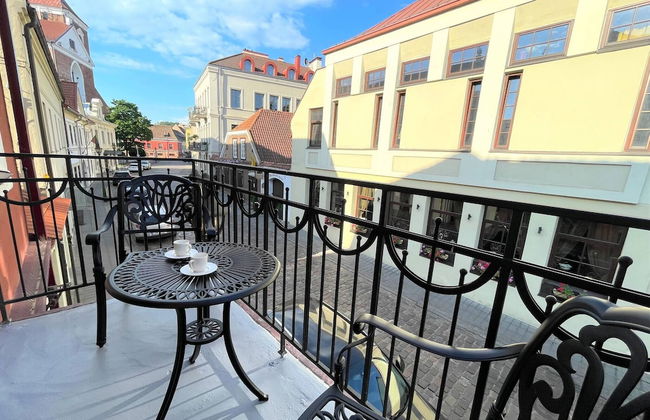 Picturesque Old Town Apartment With Balcony - Photo 7