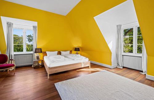 GUT KLETKAMP "Penthouse im Schloss" - Premium-Ferienwohnung mit 5 Schlafzimmern auf 400qm I Kamin I 2 Wohnzimmer I Garten & Terrasse I Wald- und Seeblick I Profi-Küche I 15 Min zur Ostsee I Parkplätze I WLAN - Foto 13