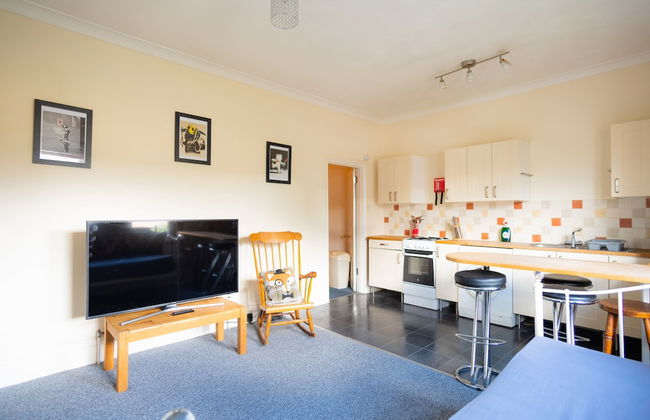 Windsor Apartment with Parking - Foto 12