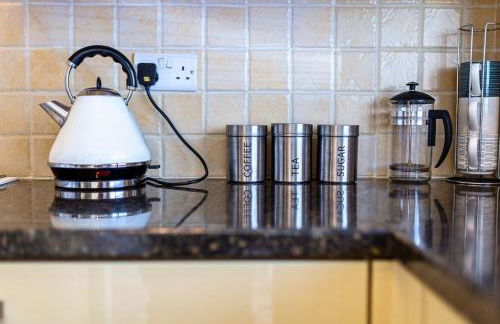 Central 2 Bed House w/ Garden and Free Parking! - Photo 24