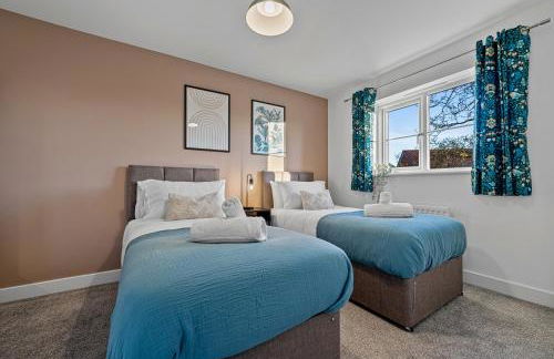 Stylish 4-Bedroom Townhouse with two large parking spaces and superfast Wi-Fi - Photo 3