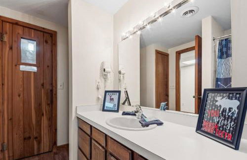 Large 2 Floor Condo, Pool Pass, Beach Club, walk to Shanty Creek - Foto 28