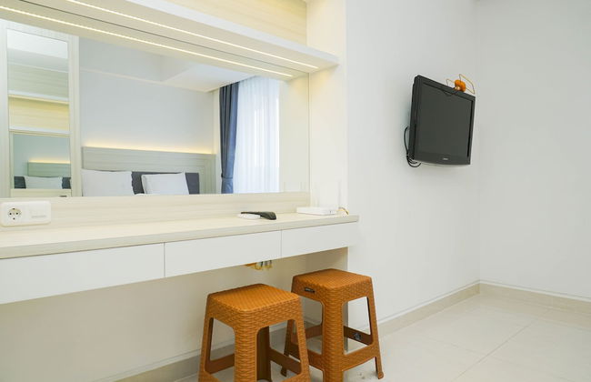 Relax and Comfy with Pool View @ Studio West Vista Apartment - Photo 7