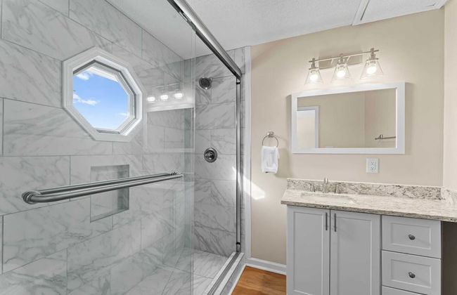 Pleasant Cove Waterfront Getaway With Fire Pit, Deck, and Lake Views - Foto 26