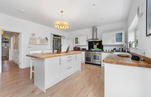 LONG TERM STAY SPECIAL OFFER AVAILABLE! 5-Bedroom Spacious, Stunning Design, Sociable Areas & Cosy House Near South Downs Park, Sleeps 11 with GAMES Room, PRIVATE PARKING and GARDEN - by Blue Puffin Stays - Foto 22