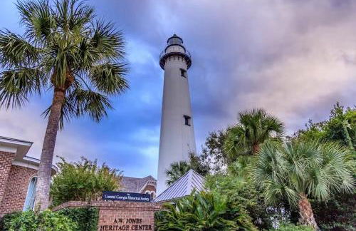 Inviting condo with an outdoor pool, washer/dryer, & AC - near the beach - Foto 24