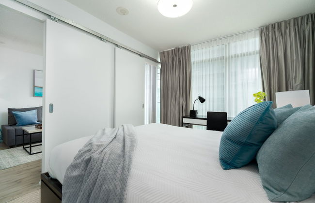 Modern Condo in Financial District - Photo 8