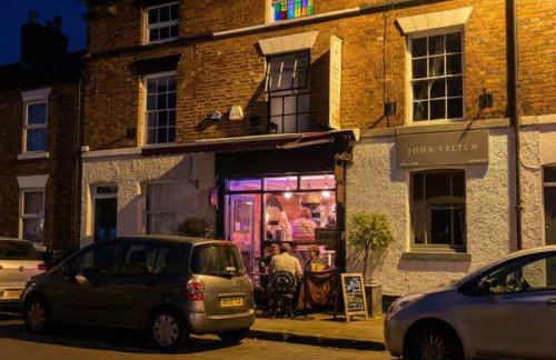 Beamed Village Apartment with Fireplace and Private Terrace, Castle Donington - Photo 11