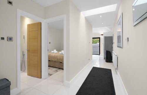 Modern Comfort 2-Bedroom, 2-Bathroom House - Photo 19