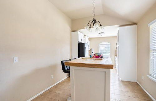 Cheerful 3 Bdrm space, 2 bath!. You gotta love it! - Photo 12