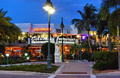 Walkable to Beach, Restaurants, Entertainment! - Photo 37