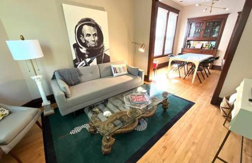 Irving Park updated vintage top unit 2-flat - Photo 1