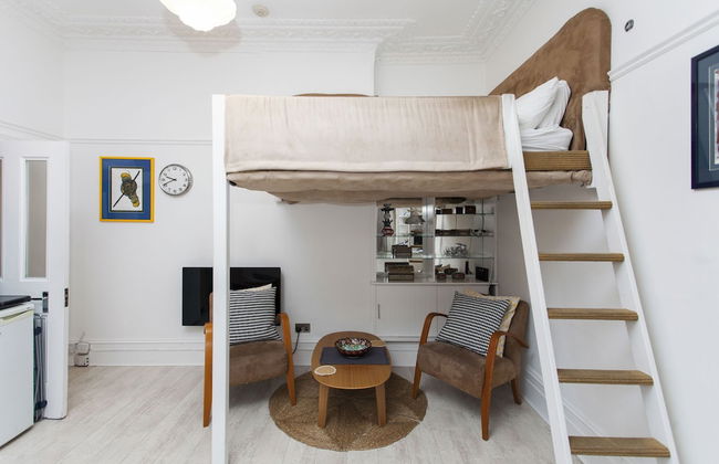 Leicester Square Atmosphere - Photo 1