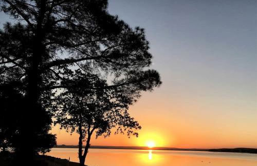 Peaceful Lakefront Cabin with Loft, Beach Access & Sunset Views in Buchanan Dam, Texas - Foto 16