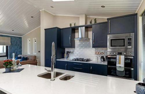 Dewin Bach - Luxury Lodge, Hot Tub, Close to Beach - Photo 9