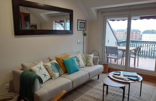 Atico con terraza y piscina comunitaria - Foto 1