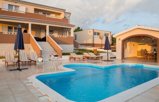 Peaceful Escape With Mountain Views, Heated Pool and Modern Amenities in Radošić - Foto 19