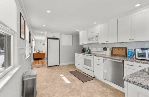 Family Walk to Craigville BeachBright 4BR Coastal Retreat - Foto 16