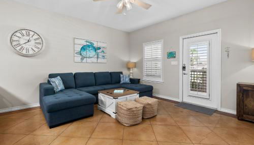 Sunny Townhome with Pool Access about 1 Mi to Beach - Foto 5