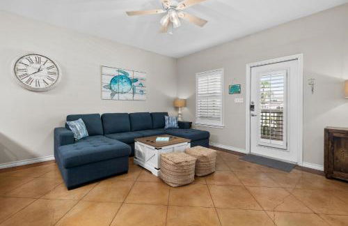 Sunny Townhome with Pool Access about 1 Mi to Beach - Foto 5