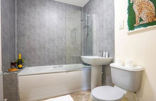 Stylish Canal Side Apartment - City Centre - Free Parking, Balcony, Smart TV, Fast Wifi by Yoko Property - Photo 22